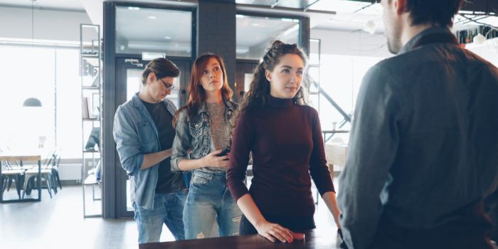 7 Cara Mengurangi Antrian di Salon & Klinik Kecantikan